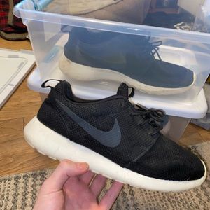 Black Nike Roshe Run